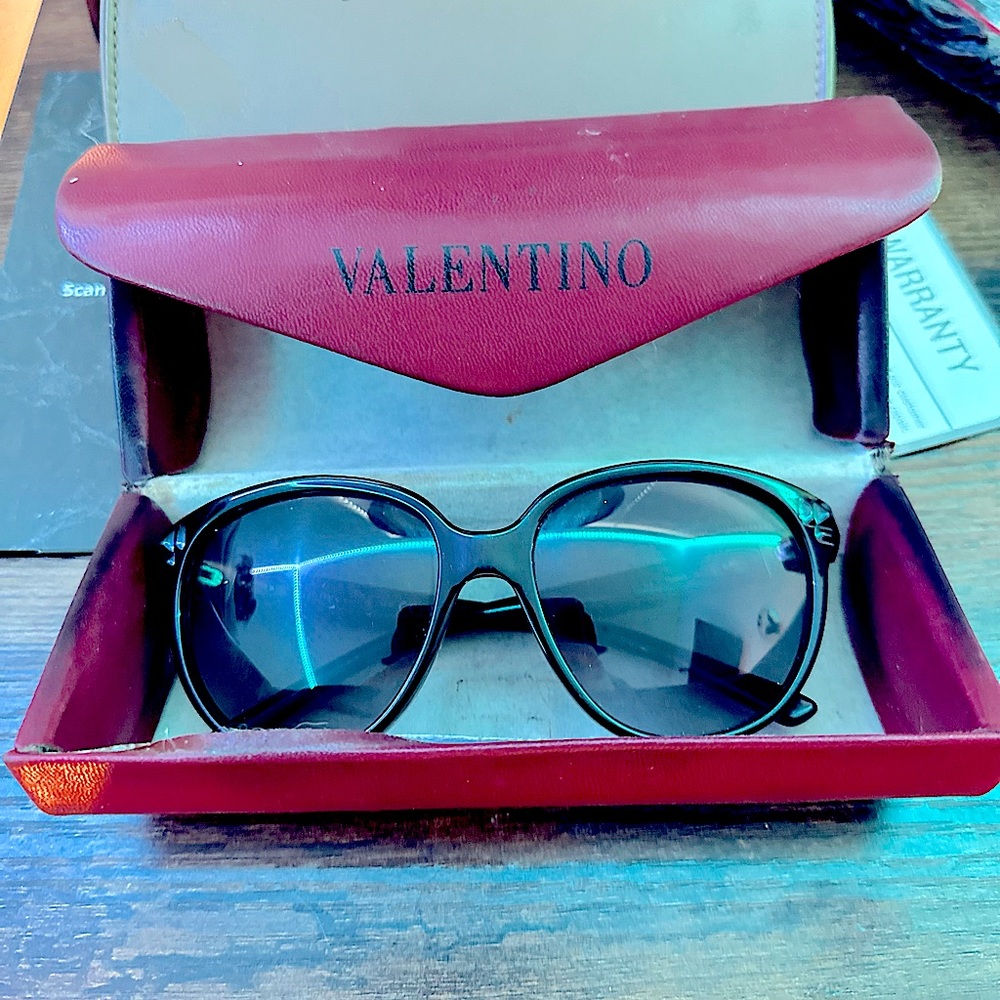 Women’s Valentino Stylish big Sunglasses!!
